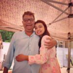 Mayuri Deshmukh Instagram - Mone Baba with his favourite daughter .. Swipe left to see the lesser favourite 😉😬😬 Good times at आम्र महोत्सव by @sukanyamoneofficial and Sanjay Mone 🧡