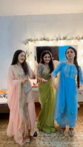 Megha Chakraborty Instagram - Sasural IMLIE ka😁♥️ 
@starplus 

@actress_anuradha @iseeratkapoor @hetalyadav13 

#imlie #meghachakraborty #reel #family #actors #sasural #gendaphool #fun #reelkarofeelkaro #reelinstagram