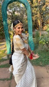 Megha Chakraborty Instagram - Wanna be my chammak challo♥️

#meghachakraborty #chammakchallo #fun #dance #reels #reelsinstagram #reelvideo #reelitfeelit #trending #reelsvideo #imlie #srk #shahrukhkhan #kareenakapoor