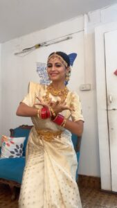 Megha Chakraborty Instagram - How’s my this look? 😃

#meghachakraborty #celebration #family #imlie #southindianbride #bridal #reels #trending #moheyfashion #reelsvideo #reelsinstagram #reelkarofeelkaro #reelvideo #reelinstagram