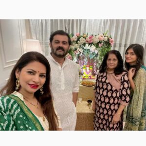 Megha Dhade Instagram - Lord Ganesh is our protector and our guide and on the auspicious occasion of Ganesh Visarjan, I wish He is always there to show us the right path and help us fight our troubles.
Ganapati Bappa Morya! Pudhchya Varshi lavkar ya! 🙏🏻🌺
#ganapatibappamorya  #ganapati2021 #family #festivals #ganeshchaturthi  #visarjan #meghadhade #meghasmagic