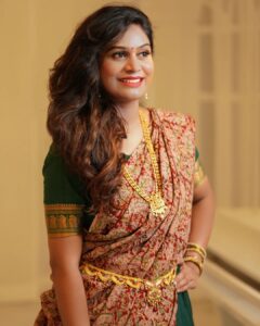 Mohana Bhogaraju Instagram - Meeku Mee kutumba Sabhyulaku Sankranthi Subhakankshalu💐💐
👗: @dhrithi_by_pavani
💍 : @loukyas_an_inch_of_gold
💄: @makeupbydivyaram
📸: @suchi_k_naidu
Location: @studio.romeojuliet