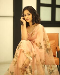 Mugdha Chaphekar Instagram - Heard melodies are sweet,
But those unheard, sweeter.
~ John Keats 🌸 
.
.

Styled by: @styleitupbyaashna 
Shot by: @neildhayatkarphotography 

Saree: @labelkanupriya 
Earrings: @fashionjewellery_21 

HMU: @amuthevar @shribhalerao_ @riyafatak 
Location: @byou.in