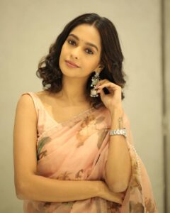 Mugdha Chaphekar Instagram - Heard melodies are sweet,
But those unheard, sweeter.
~ John Keats 🌸 
.
.

Styled by: @styleitupbyaashna 
Shot by: @neildhayatkarphotography 

Saree: @labelkanupriya 
Earrings: @fashionjewellery_21 

HMU: @amuthevar @shribhalerao_ @riyafatak 
Location: @byou.in