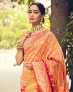 Mugdha Chaphekar Instagram - The only outfit that’s been in fashion since centuries. Six yards of pure grace.. 
#saree .
.
.
📸 @richerd_by_heart ❤️
Styled by @tripzarora ❤️
.
.
.
#love #saree #mugdhachaphekar