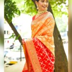 Mugdha Chaphekar Instagram - The only outfit that’s been in fashion since centuries. Six yards of pure grace.. #saree . . . 📸 @richerd_by_heart ❤️ Styled by @tripzarora ❤️ . . . #love #saree #mugdhachaphekar Mumbai, Maharashtra