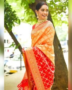 Mugdha Chaphekar Instagram - The only outfit that’s been in fashion since centuries. Six yards of pure grace.. 
#saree .
.
.
📸 @richerd_by_heart ❤️
Styled by @tripzarora ❤️
.
.
.
#love #saree #mugdhachaphekar