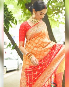 Mugdha Chaphekar Instagram - The only outfit that’s been in fashion since centuries. Six yards of pure grace.. 
#saree .
.
.
📸 @richerd_by_heart ❤️
Styled by @tripzarora ❤️
.
.
.
#love #saree #mugdhachaphekar