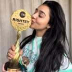 Munira Kudrati Instagram - I feel so blessed to receive this award!😇 @zeetv #zeerishteyawards Thank you to all the people that watch and love Shalu so much ! 🥰Thank you @ektarkapoor @balajitelefilmslimited I am so grateful @shivangisinghchauhaan @shreya_nehal @aakanshashukla0803 for giving me this opportunity ❤️AND being so patient with my dilemmas🙈 And thank you @muzzudesai sir for teaching us small small things and pushing me to do better every day ❤️ @mansibhanushaliii @aishwarya_khare I love you 😘 . . #2022 #bhagyalakshmi #zeetv #grateful #zra2021 #instagood #insta #instagram #explore #awards Mumbai, Maharashtra