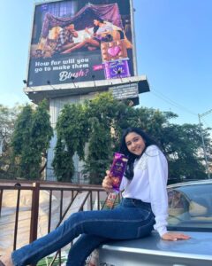 Munira Kudrati Instagram - Yep thats me ! 🤗 Just casually posing underneath my Cadbury poster with a @cadburydairymilksilk 😉
@cadburydairymilkin @cadbury_dark_milk_india 
.
.
.
.
#cadbury #howfarwouldyougoforlove #cadburyblush #chocolate  #cadburydairymilk #hoardings #cadburyindia #explorepage #instagood #valentineday