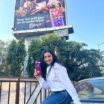 Munira Kudrati Instagram - Yep thats me ! 🤗 Just casually posing underneath my Cadbury poster with a @cadburydairymilksilk 😉 @cadburydairymilkin @cadbury_dark_milk_india . . . . #cadbury #howfarwouldyougoforlove #cadburyblush #chocolate #cadburydairymilk #hoardings #cadburyindia #explorepage #instagood #valentineday Western Express Highway