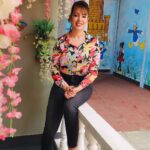 Munmun Dutta Instagram - When your coactors find your shirt matching with the background…. 😊 . In between shots .. sweaty and tired 😪… But Jennifer, Balluji and Sachin ji suddenly realised I am sitting at a position where I match the background and apparently the frame looks nice and colourful , thus they clicked my pictures 📸 😊 . #behindthescenes #candid #candidmoments #munmundutta #tmkoc #inbetweenshots #workmodeon #workmode Dadasaheb Phalke Chitranagari FILMCITY Goregaon East Mumbai