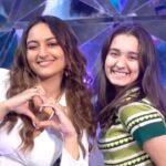 Naisha Khanna Instagram - Blockbuster!💃🏼 With the jodi @aslisona @iamzahero ✨ @dhamakarecords @chingari_in #explorepage #blockbuster #chingari #sonakshisinha #zaheeriqbal #viral #dance #bollywood