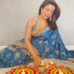 Neha Pendse Instagram – Tumha saglyanna he diwali sukhachi ani samruddhichi jao 👣 
Happy Diwali 🪔 
📸@santushtimahadeo ❤️
Wearing @gopivaiddesigns