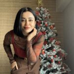 Neha Pendse Instagram - Can’t I keep this tree home all year long ? No I guess!! Ok a quick pic before I pack this gorgeous tree for next year.. ❤️🤎