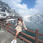 Nia Sharma Instagram - Quite an Uphill Task to Reach these Mountains ⛰️ but Sooooooo Damn worth it… #changulake #ropeway🚠 #tsomogolake Changu Lake, Sikkim