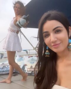 Nia Sharma Instagram - Bon voyageeeeee… 
Take your vibe to the partyyyyy💯🚢 coz they have the 🍸 💯😇❤️

Thanksss for taking me along on this one guys 
@hendricksgin 🍸🫡 
@shashwatvarma
@maliniagarwal 
@goodcreatorco
#magicofthesea 💯✨✨✨