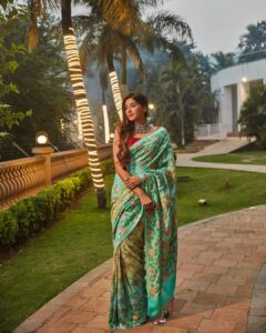 Nimrit Kaur Ahluwalia Instagram - On the cover of @fablookmagazine Wearing this stunning saree from @bandhanitraditionbyahasan jewels from @regalia_ornaments styled by @milliarora7777

Editor & Founder @milliarora7777 @ankkit.chadha2222
Mua @meerabhandarimakeovers
Hair @amuthevar
Assistant stylist @styled_by_tanisha
Shot by @tanvivoraphotography
Location courtesy @westinmumbaipowai
PR @picturenkraftofficial @parulchalwa9