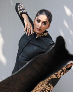 Nimrit Kaur Ahluwalia Instagram - dancing with the shadows 🌞 Photograph By: @valentinophotography.13 Makeup By: @amitrajput_mua Hair By: @iamshamim2608 Styled By: @anirban.haldar #shadowsandlight #nimritahluwalia