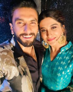 Nimrit Kaur Ahluwalia Instagram - Are you guys as excited as me to catch our favourite @ranveersingh tonight? Don’t forget to watch #TheBigPicture only on @colorstv ♥️🍿💃🏼 #ranveersingh #nimritahluwalia #grabyourpopcornnow