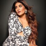 Nimrit Kaur Ahluwalia Instagram - Boo 👻 Styled By: @natashaabothra Team: @mausmi_mitra_ @dhwaniivithalani_22 Outfit: @ranbirmukherjeeofficial Earrings: @GoldenByRee Shoes: @hypeshoes.in Photographer: @ashish_ojha_photography