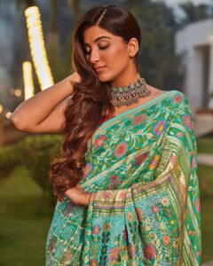 Nimrit Kaur Ahluwalia Instagram - On the cover of @fablookmagazine Wearing this stunning saree from @bandhanitraditionbyahasan jewels from @regalia_ornaments styled by @milliarora7777

Editor & Founder @milliarora7777 @ankkit.chadha2222
Mua @meerabhandarimakeovers
Hair @amuthevar
Assistant stylist @styled_by_tanisha
Shot by @tanvivoraphotography
Location courtesy @westinmumbaipowai
PR @picturenkraftofficial @parulchalwa9