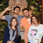 Niti Taylor Instagram - Presenting to you all RAPP 👨‍👨‍👧‍👧 Raghav Angad Pihu & Prachi 💃🏻💃🏻🕺🏻🕺🏻 Bade ache lagte hain 2 @randeepraii @leenesh_mattoo @poojabanerjeee #behindthescenes #happyus #teamrapp #balh2