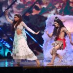 Niti Taylor Instagram - Are you ready to be mystified? Find me on the jhalakdikhlajaa stage in a never seen before avatar!! This unique performance is for all my fans and loved ones and especially all the queens - let your crazy side take over on Sundays 😜 #jhalakdikhlajaa @colorstv on Sunday at 8pm And voting lines are open tonight!! So please shower your love by voting for me❤️❤️🗳️🗳️🗳️ Looking 🔥 @iamkenferns Makeup @glambysalman / @smitapandit_official Hair @hairstylist_jennny