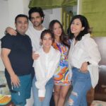 Niti Taylor Instagram - After the Wrap Party, it's an Official Wrap for Kaisi Yeh Yaariyan Season 4..! Cast there from Season 1 to 4..! 8 years..!❤️❤️❤️ And @kishwersmerchantt 24years now🤪 #hiphiphurray @krissannb @the_parthsamthaan @nititaylor #kyyonvoot #kaisiyehyaariaan #kyys4onvoot #kyy #mehulnisar #nititaylor #nandini #chacha #love #friendship #friends