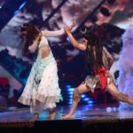 Niti Taylor Instagram - Run wild and free like a waterfall ⛲️ Flowing with ease and grace takes has taken so much more effort than my other performances 🥺 Don't forget to watch it tonight on @colorstv as @theakashthapa and I battle it out on the Jhalak stage!! Tonight only on Color’s at 8pm 🕗 jhalak dhiklaja