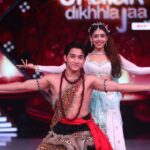 Niti Taylor Instagram - Run wild and free like a waterfall ⛲️ Flowing with ease and grace takes has taken so much more effort than my other performances 🥺 Don't forget to watch it tonight on @colorstv as @theakashthapa and I battle it out on the Jhalak stage!! Tonight only on Color’s at 8pm 🕗 jhalak dhiklaja