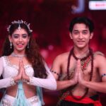 Niti Taylor Instagram - Run wild and free like a waterfall ⛲️ Flowing with ease and grace takes has taken so much more effort than my other performances 🥺 Don't forget to watch it tonight on @colorstv as @theakashthapa and I battle it out on the Jhalak stage!! Tonight only on Color’s at 8pm 🕗 jhalak dhiklaja
