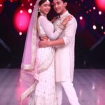 Niti Taylor Instagram - Once in a while, in the middle of an ordinary life, love gives us a fairy tale 💕 We would like to dedicate our performance to one of the most special fairy tales in the making @aliaabhatt & Ranbir Kapoor ... We love you both 💖 Tonight only on @colorstv At 8pm jhalak dhiklaja 🥳 Voting lines open from Saturday 8pm to Monday 10am! Please please voteeee for me 🗳 Voot.com, Voot app and myjio app Always standing strong with @paldenlama @rutuparekh92 ❤️🥰 Looking pretty in @iamkenferns Makeup @glambysalman @smitapandit_official Hair @hairstylist_jennny