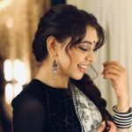 Niti Taylor Instagram - 🎵🎶 Pyaar Hua, Ikraar Hua.... Kehta Hai Dil Rastaa Mushkil🎵🎶 Don't miss my performance on Jhalak Dikhlaa Jaa on @colourstv Mera ❤️ says rastaa mushkil nahi hoga because you all will surely support me with your votes 🗳 😉 ❤️ 💃🏼 *Vote for Niti Taylor* Don't forget to vote for me on Voot App, Voot.com or My Jio App 📬 📲 Thank you for all the love and blessings!! 😇😇 Outfit @iamkenferns Makeup- @glambysalman @smitapandit_official Hair @hairstylist_jennny 📸 @sanimohini