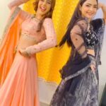 Niti Taylor Instagram - Oye hoye…!!! 💃 Kapoor Sisters in the make-up room !!! #MakeuproomDiaries #balh #Badeachelagtehain @shreya_nehal @muktadhond @sonytvofficial