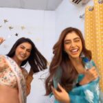Niti Taylor Instagram - Girls just wanna have fun👯‍♀️! #funonset #bts #brinda #prachi #balh2 #girlsjustwannahavefun Don’t forget to watch Bade ache lagte hain from Monday to Friday at 8pm only on @sonytvofficial shower all the loveeee to us❤️