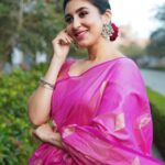Oindrila Sen Instagram - Make it pop 💖 Saree @designsbymitanghosh Earring @illuminate_shine_everyday Stylist duo @sizaa92 @thankgod_itsfashion Assisted by @isuvosri13 Mua @sayantadhali Hair @sarmistha1992 📸 @myself_suvam #shwetkali now streaming @zee5