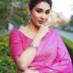 Oindrila Sen Instagram - Make it pop 💖 Saree @designsbymitanghosh Earring @illuminate_shine_everyday Stylist duo @sizaa92 @thankgod_itsfashion Assisted by @isuvosri13 Mua @sayantadhali Hair @sarmistha1992 📸 @myself_suvam #shwetkali now streaming @zee5