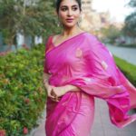 Oindrila Sen Instagram - Make it pop 💖 Saree @designsbymitanghosh Earring @illuminate_shine_everyday Stylist duo @sizaa92 @thankgod_itsfashion Assisted by @isuvosri13 Mua @sayantadhali Hair @sarmistha1992 📸 @myself_suvam #shwetkali now streaming @zee5