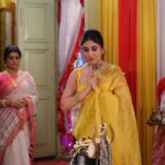 Oindrila Sen Instagram - "মহা শিবরাত্রির মহা এপিসোডে Team শ্বেতকালী থাকছে আজ গৌরী এলো তে!!" "দেখুন #GouriElo আজ রাত @7.30pm শুধুমাত্র #ZeeBangla-র পর্দায়।" #ShwetkaliOnZEE5 premiering 24th Feb, subscribe now! Download আর Subscribe করুন ZEE5! #ErporKi #AroBeshiEntertainment #Shwetkali #ZEE5 #ZeeBangla