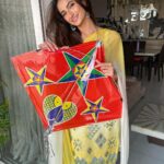 Palak Tiwari Instagram - A very happy makarsankranti to all of you ❤️ Let it be a beautiful, hopeful and positive day for not just us but also our bird friends in the sky, that often lose their lives very brutally on this day, let’s be caring, loving, have loads of sweets and not only pray for a good harvest but also a brighter 2022 for all. Wearing @gurnaaya.india