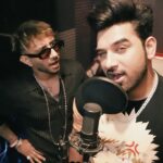 Paras Chhabra Instagram - Agar sab gaa skte hai to hum kyu nahi 😂🤣😅 Thanx for the beautiful composition @indeepbakshi (all credit goes to him) @kamzinkzone @kaatersworld @supermanikk Like a phisss 🤣 🐠 Like a phisss 😂 🐟 Video by @pitch.gray ⚡️ #paraschhabra #parasarmy #pahira #kamzinkzone #singer #hiphop #biggboss #tyga #beat #fish #rap #dope #music