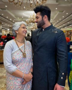 Paras Chhabra Instagram - Everyday is Mothers day… isn’t it…
😎❤️🥰😍

My outfit designed by:- @skjofficial__ 
@vaibhavaroraaa 
@simran.kaurjaswal 

#paraschhabra #parasarmy #mom #mother #motherday #special #indowestern #suit #delhi