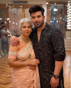 Paras Chhabra Instagram - Clicks with mom is bliss…. 🥹💪😎

My dress styled by @simrandhillon.designs 
Made by @aafreen_by_navneet_and_arpan

#paraschhabra #parasarmy #mom #blessed