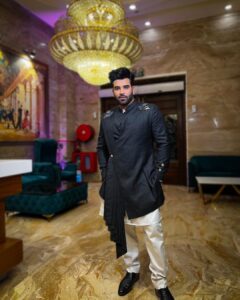 Paras Chhabra Instagram - Everyday is Mothers day… isn’t it…
😎❤️🥰😍

My outfit designed by:- @skjofficial__ 
@vaibhavaroraaa 
@simran.kaurjaswal 

#paraschhabra #parasarmy #mom #mother #motherday #special #indowestern #suit #delhi