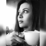 Parineeta Borthakur Instagram – Suggest a caption! Will pin the best one 🤗
.
.
.
.
#coffee #mood #picoftheday #lightmakeup #blackandwhite #inmythoughts #tuesdaymotivation #parineetaborthakur #indianactress #indianactor