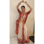 Parineeta Borthakur Instagram – 💃💃💃
.
.
.
#neednoreasontodance
#dancingmood #throwback #entryscene #guptabrothers #indiansaree #bengalistyle #indianactor#indian  #indiancostume #parineetaborthakur #makeuproom #getsetgo