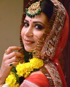 Parineeta Borthakur Instagram - Do you like  my bridal look for #guptabrothers? 
The upcoming track is really interesting, so keep watching "Gupta Brothers" on @starbharat , Monday to Friday 9:30pm and anytime on @disneyplushotstar 
.
Lipstick- Sunkissed by @nyor.in
Styled by @karishmasalian6
Assisted by @stylebydeepa and @poonam.parmar.1991 
Make-up by @makeupbyrupesh , @ranjanmua and myself 😋
Hair by Sheetal Jadhav
.
#parineetaborthakur #indianbride #indianactor