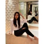 Parineeta Borthakur Instagram – Reflections…
.
.
.
#aboutlastnight  #sisterclick #mood #reflection  #mirrorpic  #parineetaborthakur #indianactor #indianactress Taj Lands End, Mumbai