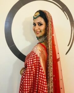 Parineeta Borthakur Instagram - Do you like  my bridal look for #guptabrothers? 
The upcoming track is really interesting, so keep watching "Gupta Brothers" on @starbharat , Monday to Friday 9:30pm and anytime on @disneyplushotstar 
.
Lipstick- Sunkissed by @nyor.in
Styled by @karishmasalian6
Assisted by @stylebydeepa and @poonam.parmar.1991 
Make-up by @makeupbyrupesh , @ranjanmua and myself 😋
Hair by Sheetal Jadhav
.
#parineetaborthakur #indianbride #indianactor